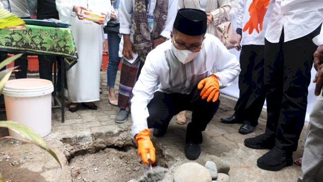 Peletakan batu pertama musholla SMPN 05 Makassar.
