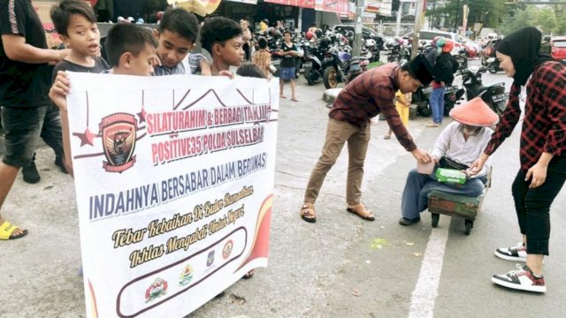 Angkatan Positive 35 Polda Sulselbar berbagi takjil kepada masyarakat di Jalan Ratulangi atau pengendara yang melintas. 

