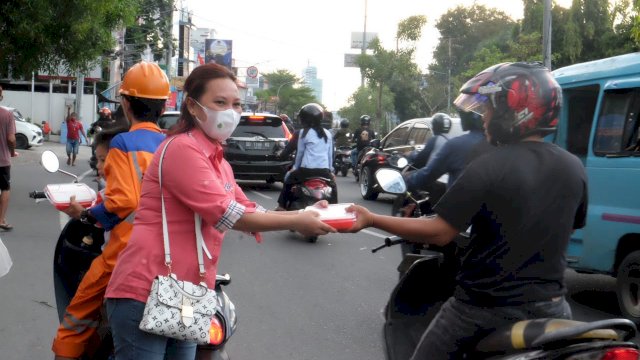 Pegawai Bapenda berbagi Takjil ke pegendara.
