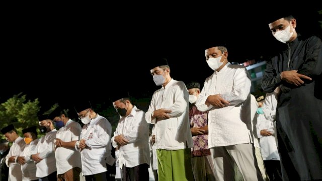 Solat subuh berjamaah di Makassar.