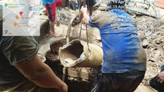 Pengerjaan kebocoran Pipa utama di Jalan Perintis Kemerdekaan.