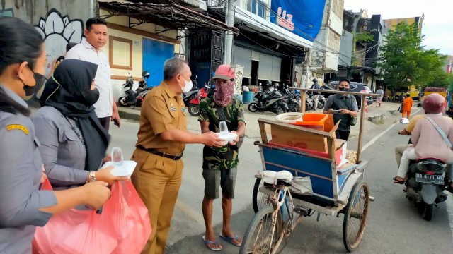 Dharma Wanita Distan Makassar Bagikan Ratusan Takjil Buka Puasa