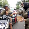 Satpol PP Makassar Bagi-bagi Ratusan Bekal Buka Puasa ke Pengguna Jalan Losari
