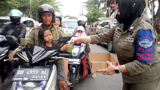 Satpol PP Makassar bagi-bagi takjil.
