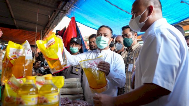 Gubernur Sulsel saat memantau Pasar Terong.