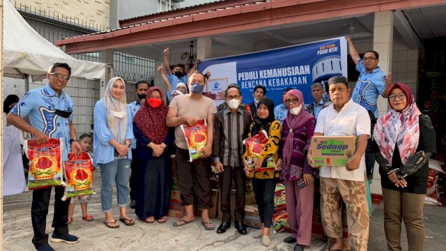 Memberikan bantuan kepada korban kebakaran di Aspol.