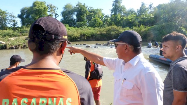 Bupati Bulukumba saat meninjau warganya tenggelam di Sungai.