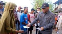 Lihat Momen Bupati Bulukumba Naik Motor Turun Menemui Warganya, Sambil Berbagi THR