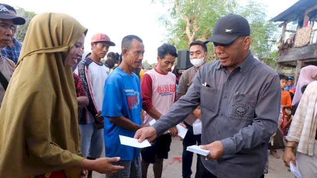 Bupati Bulukumba berbagi rejeki kepada warganya.