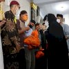 Usai Shalat Subuh Berjamaah, Wawali Fatma Distribusikan 550 Paket Sembako