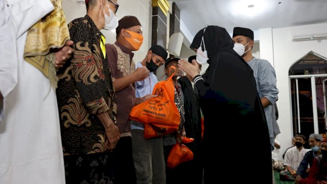 Wawali bagikan bantuan ke masyarakat usai salat subuh berjamaah.