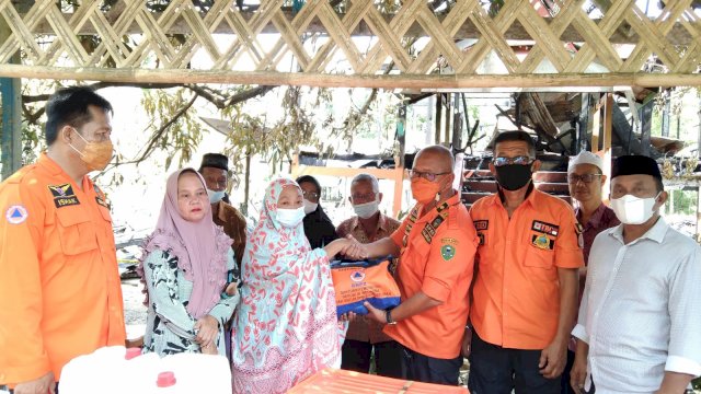 Tiga Rumah Panggung Terbakar di Barru, BPBD Sulsel Salurkan Bantuan