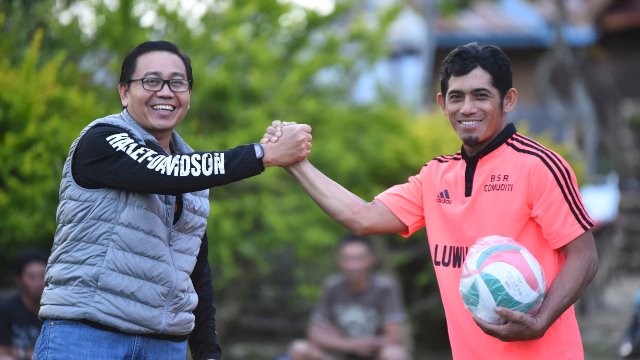 Wabup Lutra Serahkan Bantuan Fasilitas Olahraga ke Warga Seko