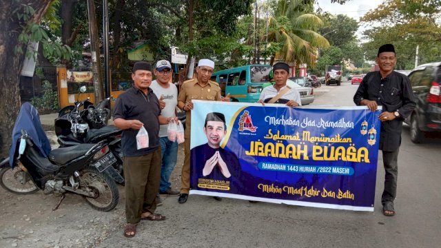Yayasan Binaan Ketua DPRD Makassar Rudianto Lallo Berbagi Takjil Gratis&nbsp;&nbsp;
