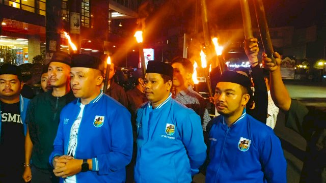 Terlihat Ketua KNPI Makassar, Hasrul Kaharuddin ikut pawai obor di Jalan Boulevard, Kecamatan Panakkukang, Makassar, Kamis, 28 April 2022.