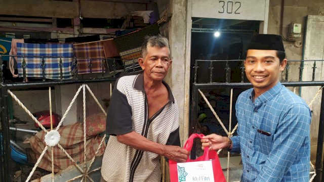 Saat membagikan paket ramadhan oleh tim Reza Fahlepy.