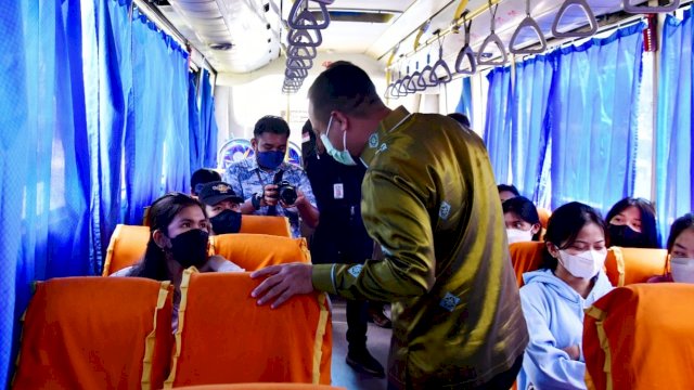 Teotoar.id, Makassar - Hadirnya layanan mudik gratis oleh Pemerintah Provinsi Sulawesi Selatan mendapat sambutan hangat oleh kalangan mahasiswa. Mereka menganggap, inovasi ini sangat membantu.