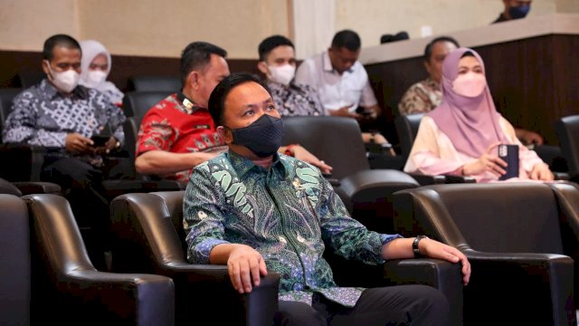 Bupati Bantaeng, Ilham Syah Azikin bersama sejumlah Kepala OPD menyaksikan secara virtual Musyawarah Rencana Pembangunan Nasional (Musrembangnas) 2022 di Mall Pelayanan Publik (MPP) Bantaeng, Kecamatan Bantaeng, Kamis (28/4).