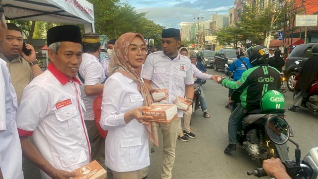 Anggota DPRD Kota Makassar Budi Hastuti Berbagi Takjil ke Pada Warga Kota Makassar 