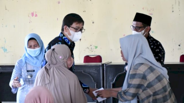 Wakil Bupat Luwu Utara Suaib Mansur Menyalurkan Bantuan  Kepada Korban Angin Putin Beliung 