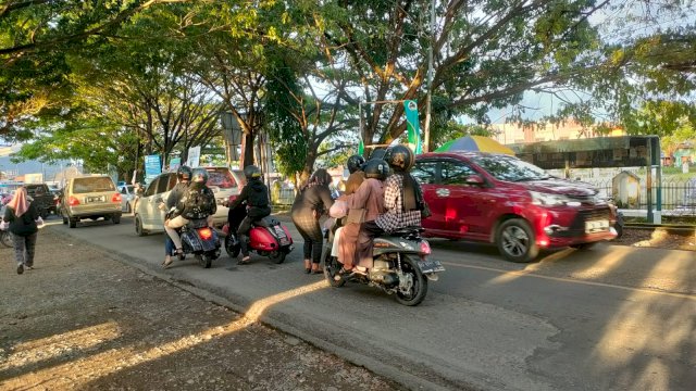 Himal Smada 96 Bone Berbagi Takjil di Penghujung Ramadan