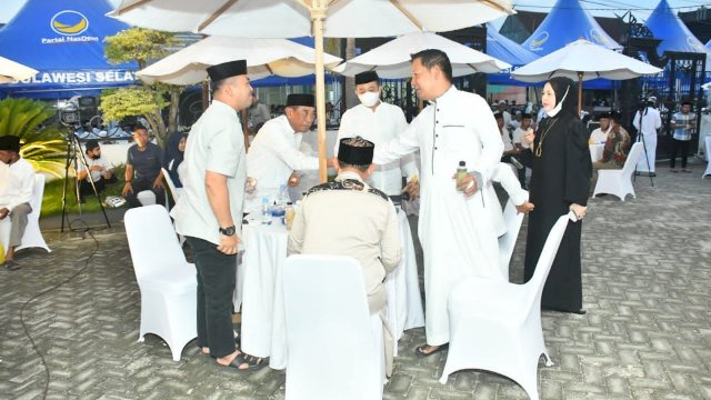 Ketua DPW Nasdem Sulsel, Rusdi Masse bersama istri Fatmawati Rusdi menyalurkan bantuan paket lebaran kepada warga&nbsp;