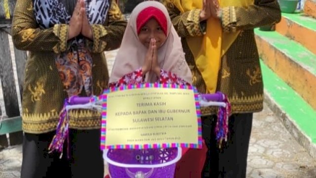 Anak Lima Tahun Ini Kegirangan Dapat Hadiah Sepeda Dari Gubernur Sulsel