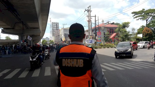 Saat anggota Dishub Makassar turun memastikan kelancaran lalin.