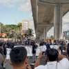 UPDATE: Aliansi Gondrong Bersatu Tutup Full Jalan Utama AP Pettarani Makassar, Mereka Memberi Kartu Merah ke Jokowi