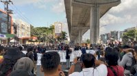 UPDATE: Aliansi Gondrong Bersatu Tutup Full Jalan Utama AP Pettarani Makassar, Mereka Memberi Kartu Merah ke Jokowi