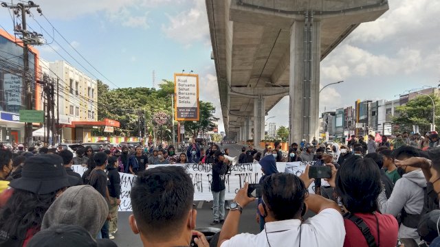 Aksi Aliansi Gondrong Bersatu. Mereka menutup Jalan AP Pettarani. Senin (11/4).