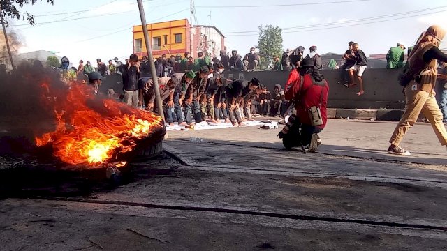 Hentikan Unjuk Rasa, Massa HMI Gelar Salat Salat Berjamaah di Depan Gedung DPRD Sulsel&nbsp;