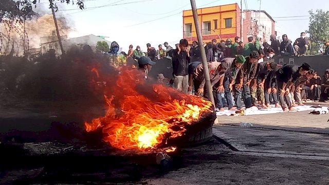 Sambil Bakar Ban Bekas, Mahasiswa di Makassar Sebut Jokowi Rezim&nbsp;