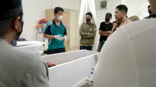 Saat korban berada di Rumah Berduka Rumah Sakit Grestelina, Jalan Hertasning, Kota Makassar. Senin (18/4).