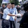 Lihat Aksi Dirut PDAM Makassar Turun Bagi-bagi Takjil ke Pengendara