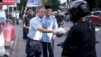 Lihat Aksi Dirut PDAM Makassar Turun Bagi-bagi Takjil ke Pengendara