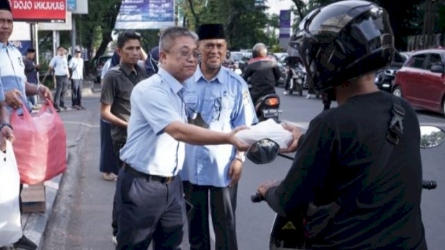 Dirut PDAM Makassar saat bagi takjil ke pengendara.
