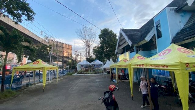 Persiapan kegiatan jajanan kuliner ramadhan yang terpusat di Sekretariat KNPI Makassar, Jalan AP Pettarani Makassar. Sabtu (2/4).