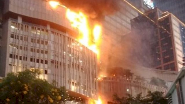 Kebakaran di Tunjungan Plaza 5.