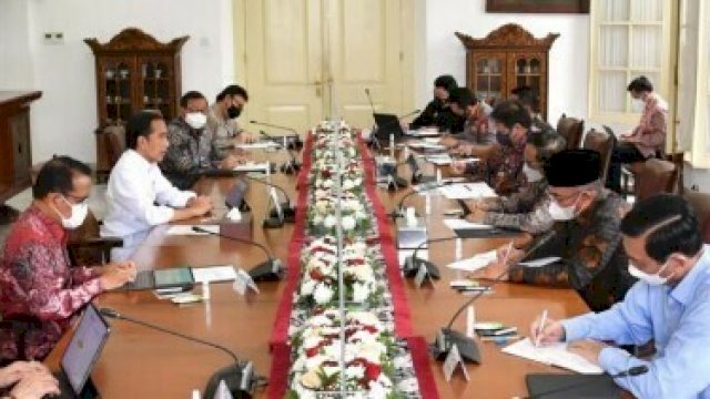 Rapat terbatas oleh Presiden Jokowi bersama para menterinya.