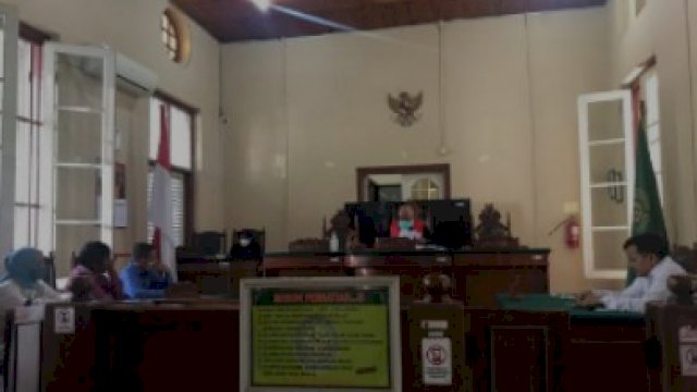 Sidang pra pradilan dua tersangka pemalsuan surat tanah miliki Ir. Ramdhan Pomanto. Selasa (12/4).