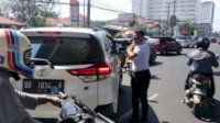 Lihat Aksi Kadishub Makassar Turun Langsung Urai Kemacetan di Jalan AP Pettarani