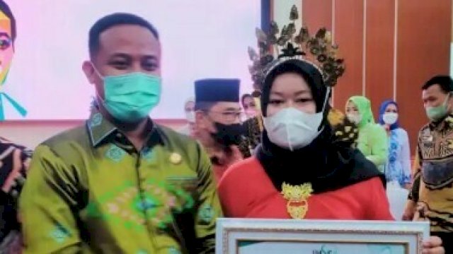 Aktivis Perempuan Pegiat Literasi Asal Sinjai Ini Diberi Penghargaan oleh Gubernur ASS