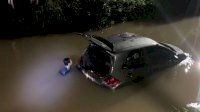 Sebuah Mobil Honda Brio Terjun ke Kanal di Manggala