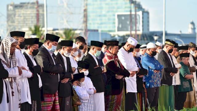 Perdana Digunakan Salat Ied, Warga Padati Salat di Pelataran Masjid Kubah 99 Asmaul Husna