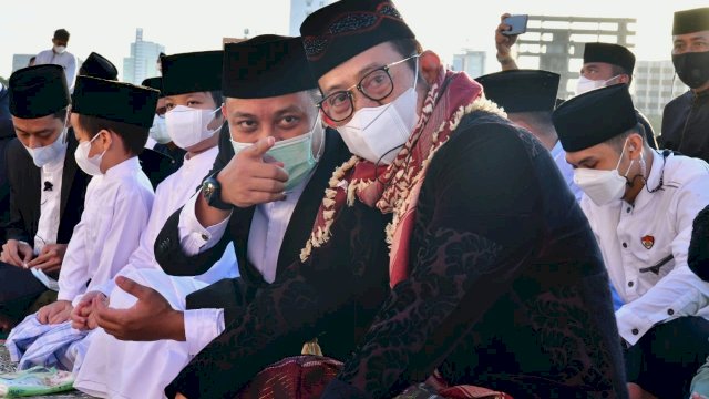 Gubernur Sulsel Salat Ied Bersama Warga di Pelataran Masjid Kubah 99 Asmaul Husna