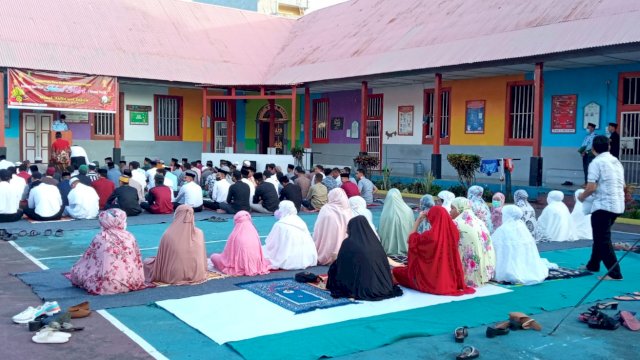 Hari raya. Idul Fitri 1443 H menjadi moment spesial bagi empat puluh satu orang warga binaan Rumah Tahanan Klas IIB Kabupaten Kepulauan Selayar, Sulawesi Selatan 