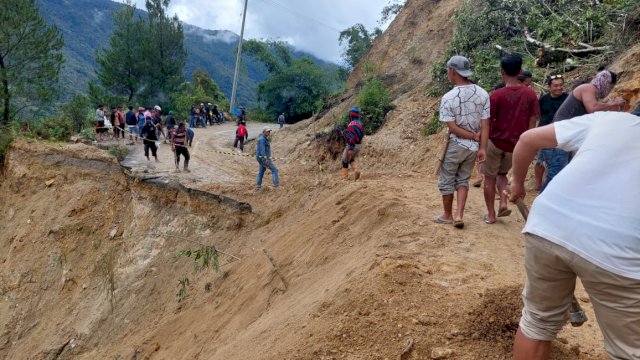 Ruas Sabbang&ndash;Tallang Alami Longsor, PUTR Sulsel Lakukan Penanganan Darurat&nbsp;
