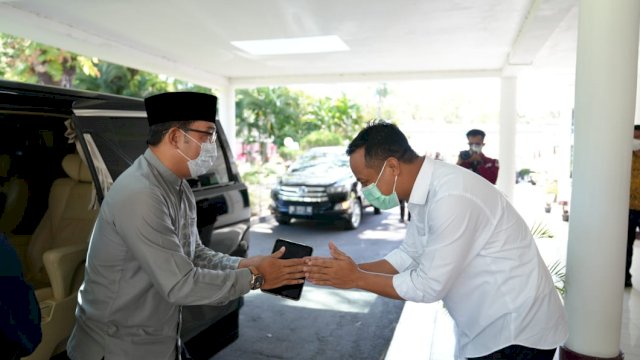 Ridwan Kamil berjabat tangan dengan Andi Sudirman.