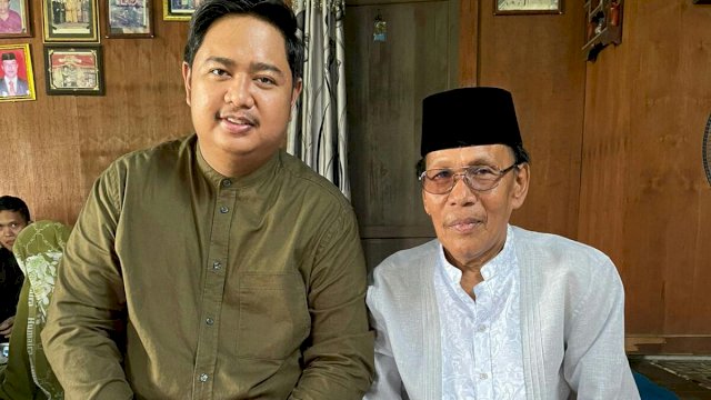 Mudassir Hasri Ganie bersama seorang tokoh masyarakat.